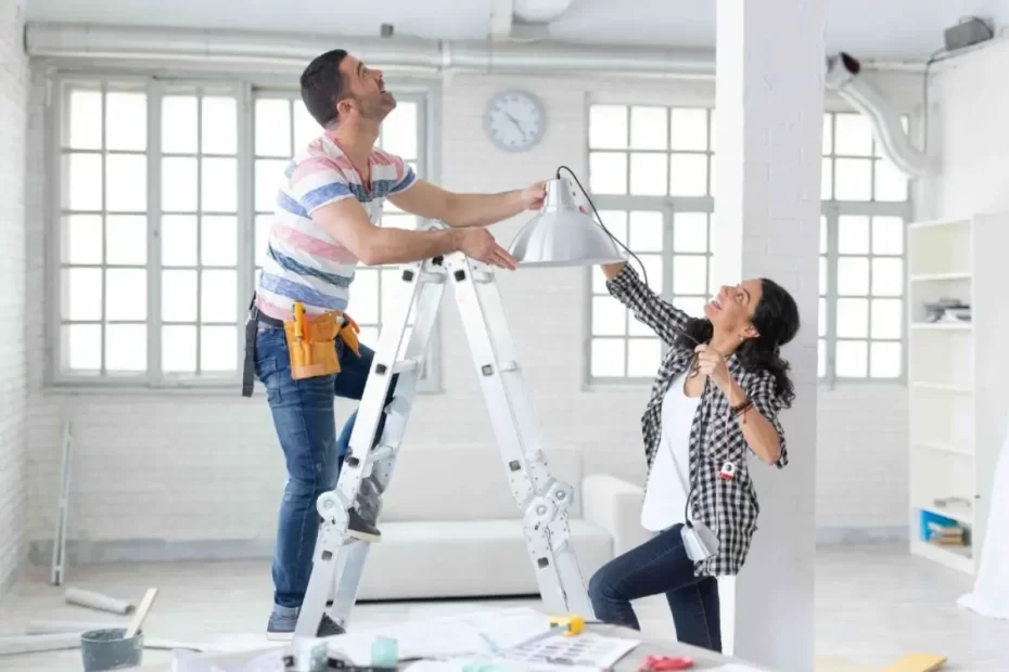 reforma de casa com o casal fazendo algumas melhorias