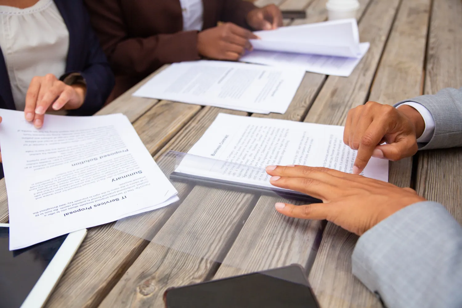 empresarios realizando a gestão de contratos