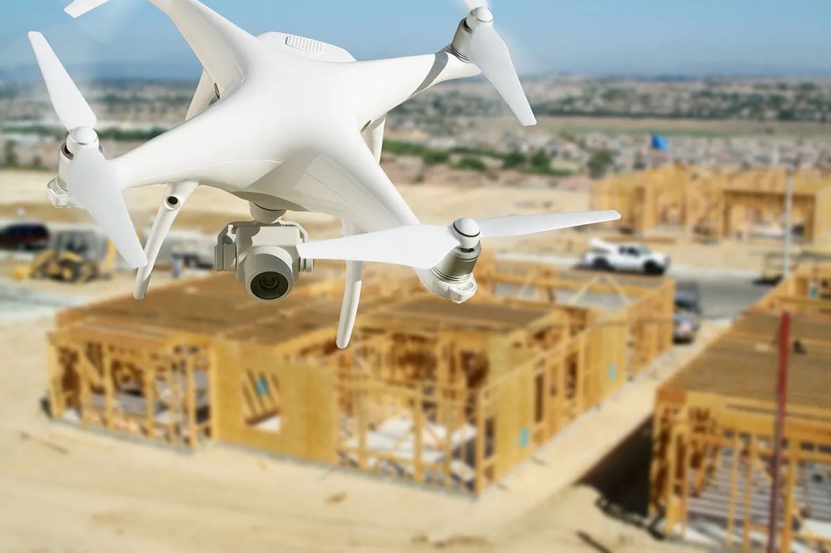 imagem em zoom de um drone em uma construção 