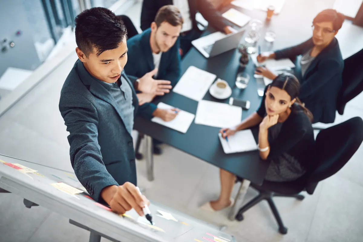 equipe se comunicando e debatendo sobre o escopo do projeto