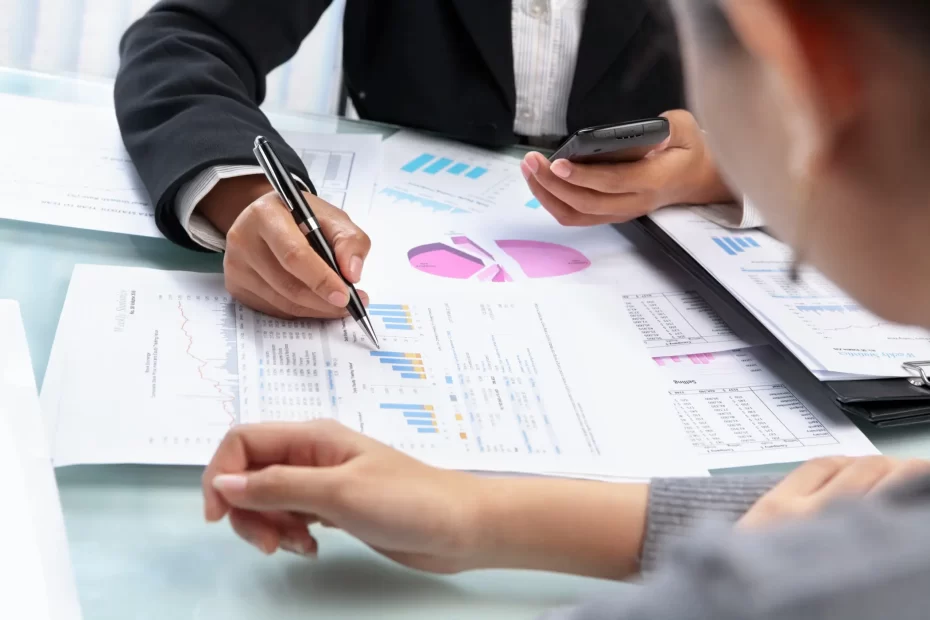 pessoas realizando o estudo de viabilidade de um projeto